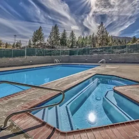 7 Mins to Lake Tahoe Beaches, 3 Mins to Heavenly Ski Slopes! Breathtaking Views!