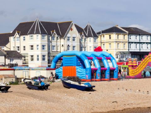 Stunning Beachfront Apt w Balcony & Sea Views