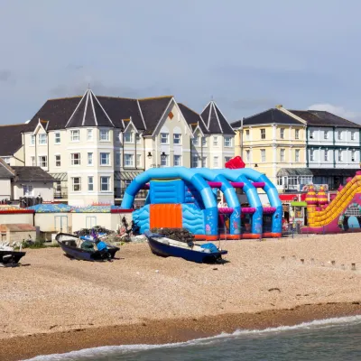 Stunning Beachfront Apt w Balcony & Sea Views