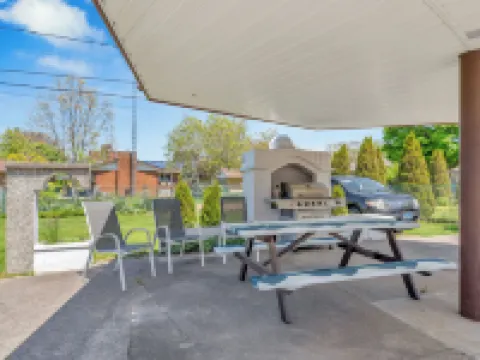 Parkside Flat #5 - Seacliff Beach Suites Hotels in Leamington