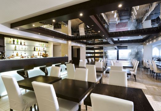 4. 마레아 프티 팔..