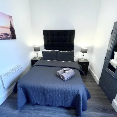 Albert Luxury Hottub & Jacuzzi Apartments Отели рядом с достопримечательностью «Центральный пляж»