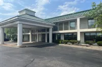 Studio 6 Suites Louisville KY  Airport Expo Center - Parkplatz