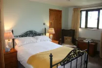 Barn Cottage - Farm Park Stay with Hot Tub, BBQ & Fire Pit Hotels in Mawr