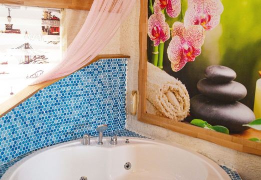 지르베 오텔의 깔끔한 로비나 식사 공간