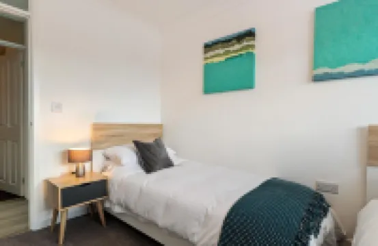 25 Coedrath Park - Sea Views from Balcony, Short Walk to Beach, Parking