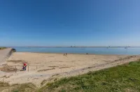 Unique Apartment Located on the Oosterschelde and Marina of Sint Annaland Hotel di Sint Annaland