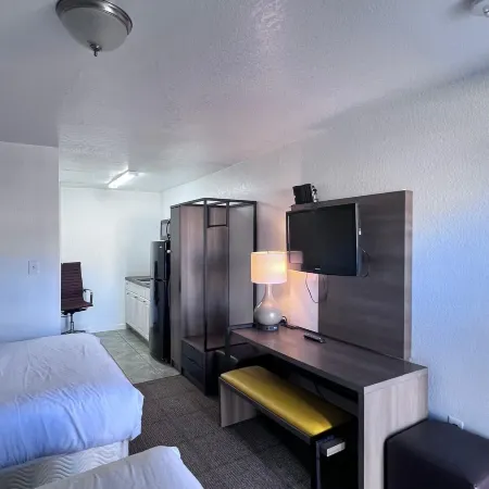 OYO Garden Inn and Suites Pearsall I-35 East