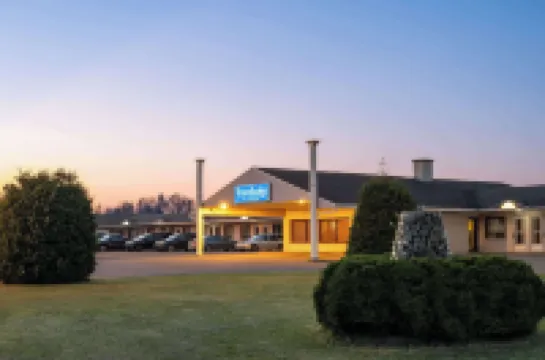 Travelodge by Wyndham Grand Fall فنادق في 