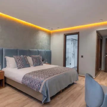 Swiss Continental Hotel and Spa Hotels near Royal Theatre