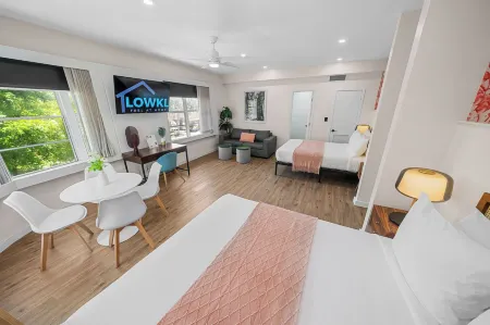 Greenview Hotel by Lowkl