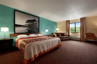 Super 8 by Wyndham Peoria East - parking