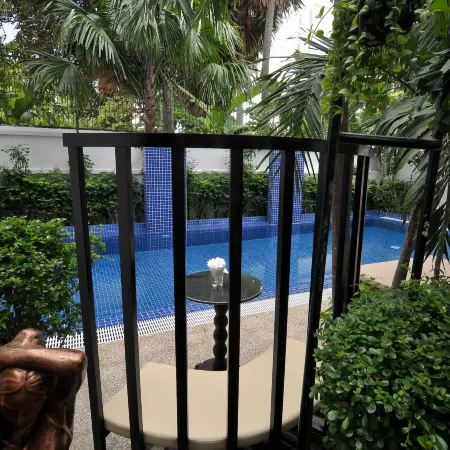 La Rose Suites