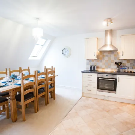 Comfortable Swindon Town Centre Apartments, Free Parking, Sleeps up to 8