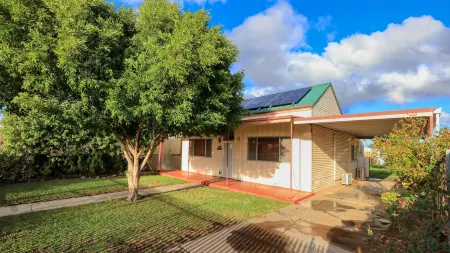 Charles Rasp Motor Inn & Cottages