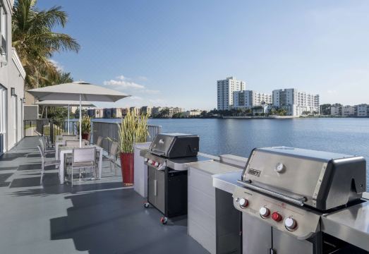 3. 홈우드 스위트 ..