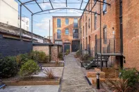 Elliot Oliver - Stylish 2 Bedroom Town Centre Apartment