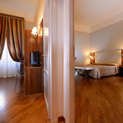Hotel Golden Hotels near Globe Theatre