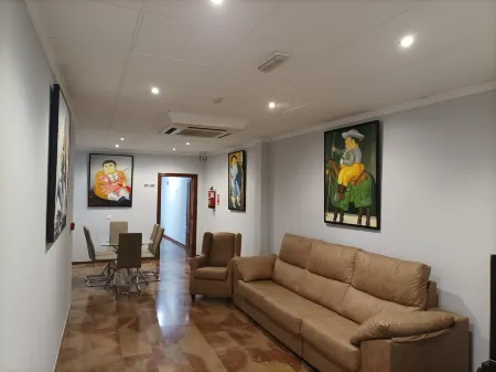 Hostal San Cayetano Отели рядом с достопримечательностью «Arco de Felipe»