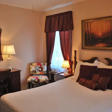 The Inn on Third Hotels near Historic Kenwood