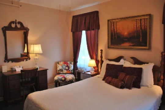 The Inn on Third Hotels near The Pier