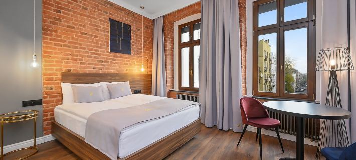 Krzywa Kamienica Hotele w: Łódź
