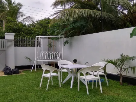 Diva Villa Transit Hotel Отели в г. Miriswatte