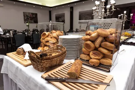 Hotel Rühen, 24 Stunden Check in, Küche, Kostenfreie Parkplätze Отели в г. Нетгау