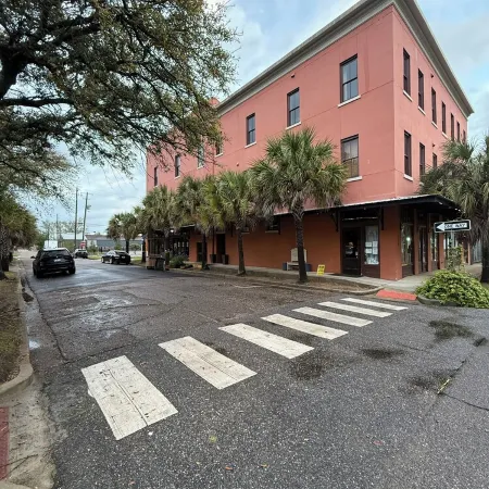 Charming studio apartment , free parking, WiFi in historic downtown Mobile