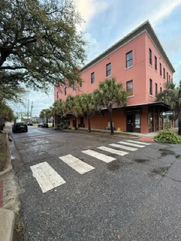Charming studio apartment , free parking, WiFi in historic downtown Mobile