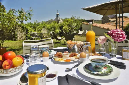 Hôtel de la Villeon Отели рядом с достопримечательностью «Le Jardin d'Eden»