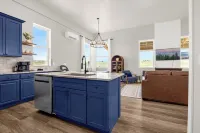 The Family Roost - warm, stylish new Barndo rolling hills & Rocky Mountain Views