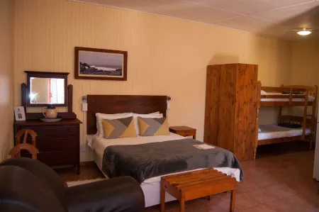 Obelix Guesthouse Отели в г. Людериц