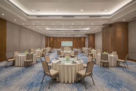 Four Points by Sheraton Surabaya, Tunjungan Plaza Отели рядом с достопримечательностью «University of 17 Agustus 1945 Surabaya»