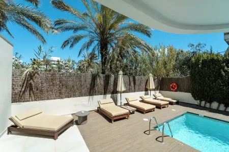 Pacha Hotel Отели в г. Roca Llisa