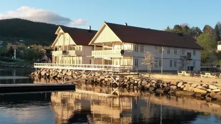 Tingvoll Fjordhotell Отели в г. Ангвик