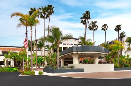 Atrium Hotel Orange County Отели рядом с достопримечательностью «Университет Калифорния, Ирвайн Дивижен оф Контининг Эдьюкейшен»