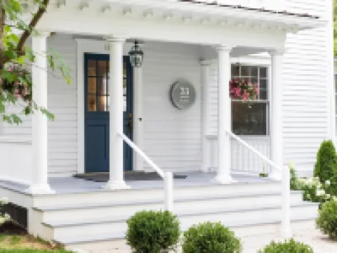 33 Main Hotels in Lenox