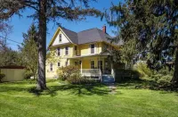 The Bunkhouse at CrowNestFarm! Dog Welcome! Communal Bathroom and Kitchenette. Taughannock Falls State Park附近的飯店