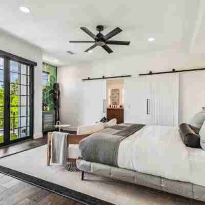 NEW The Strata Barn - Luxury Hyde Park Townhome Rooms