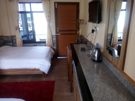 Kingfisher Jungle Trekking Tour Отели рядом с достопримечательностью «Chitwan Jungle Safari»