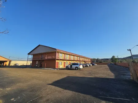 Deluxe Inn Отели рядом с достопримечательностью «Государственный университет Джексон»