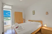 Garden & Surf by Rossana - Happy Rentals - 2-Star