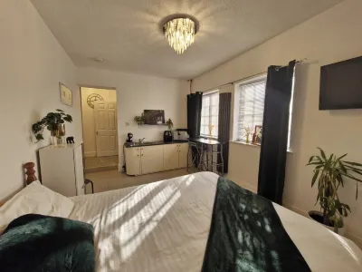 Seaside Escape - Sleeps 4 - Pets Ok - Free Parking