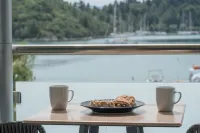 Captain's Seafront Apartments - Scenic
