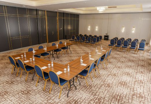 데데만 알마티 수영장