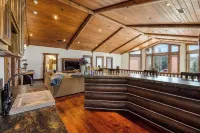 Group Cabin + Lake and Mountain View Pet-friendly, Fireplace, Games, Loft