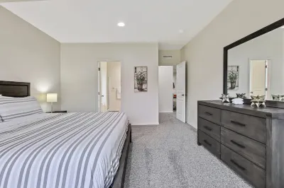 Modern, Luxurious 4-bedroom Centrally located home Hotels in Nampa
