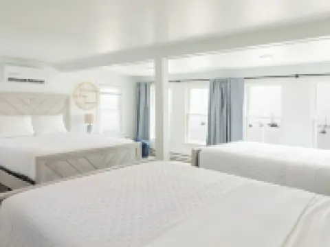PRIVATE BEACH: A PALACE IN PARADISE @ NIANTIC W/ 6 QUEENS 1 TWIN BED Hotels in Niantic