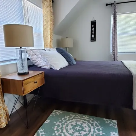 3-bedroom Modern home in welcoming Topeka with WiFi, AC